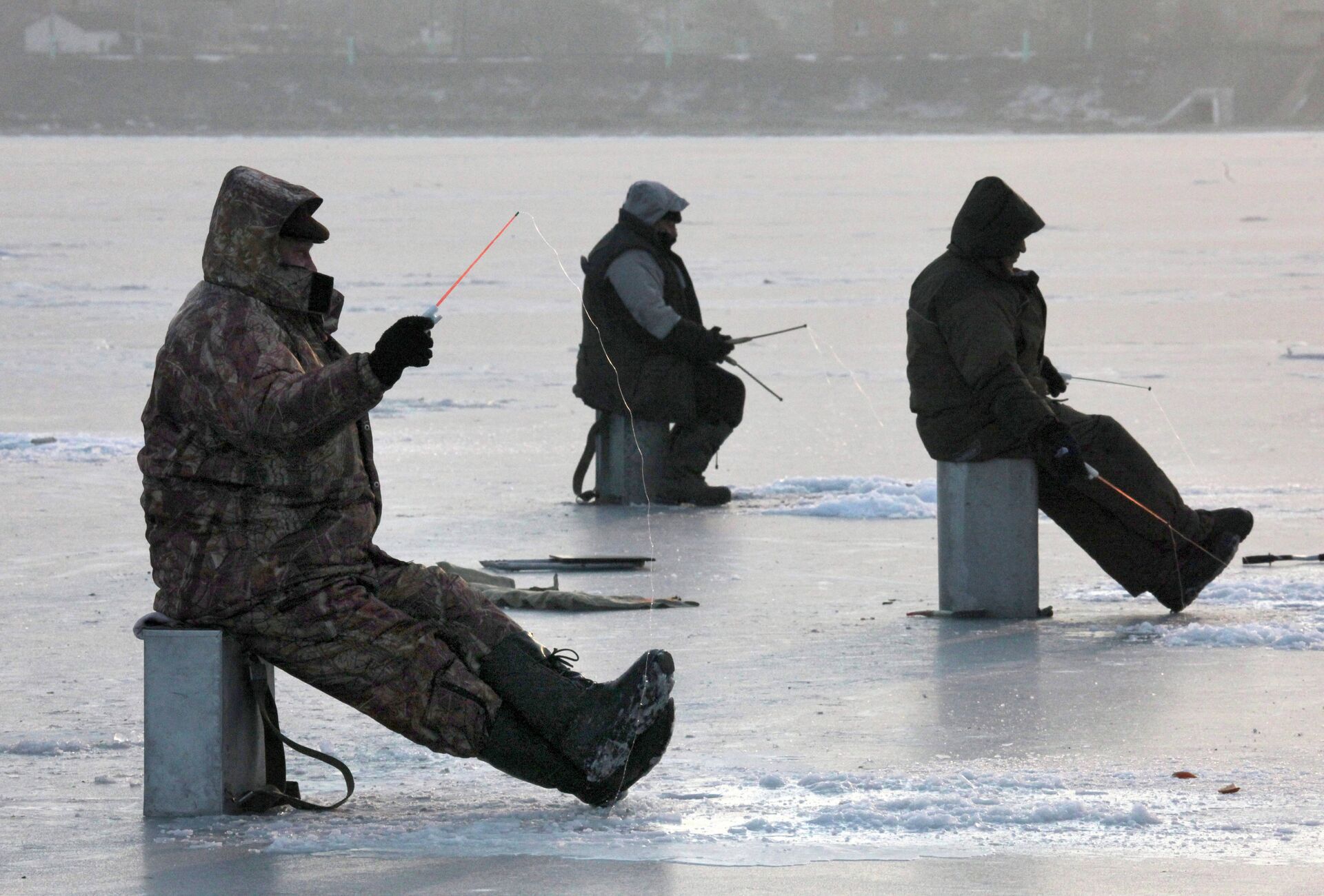 Плюсы зимней рыбалки. Рыбаки на льду. Зимняя рыбалка. Зимняя рыбалка на льду. Рыбак зимой.
