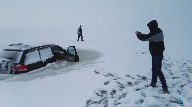 автомобиль провалился под лед